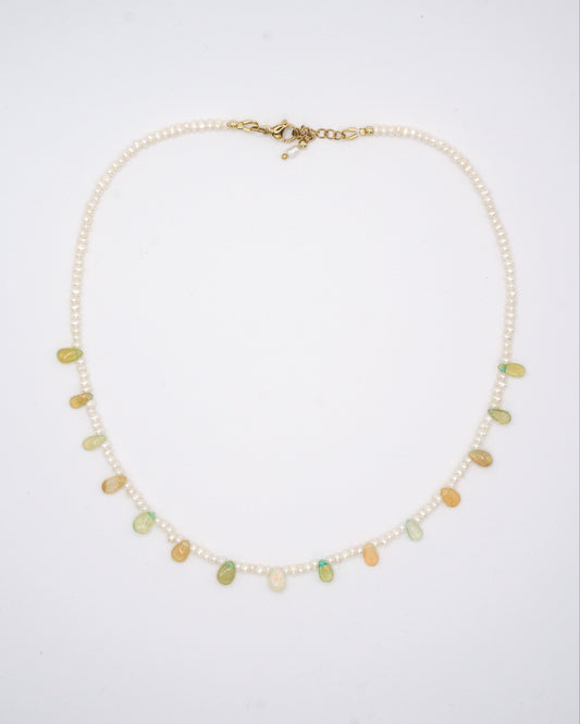 Classic pearl necklace with small freshwater pearls and ethiopian opal droplet gemstones in between.
A timeless white pearl necklace that pairs beautifully with every outfit and sparkles in any light.