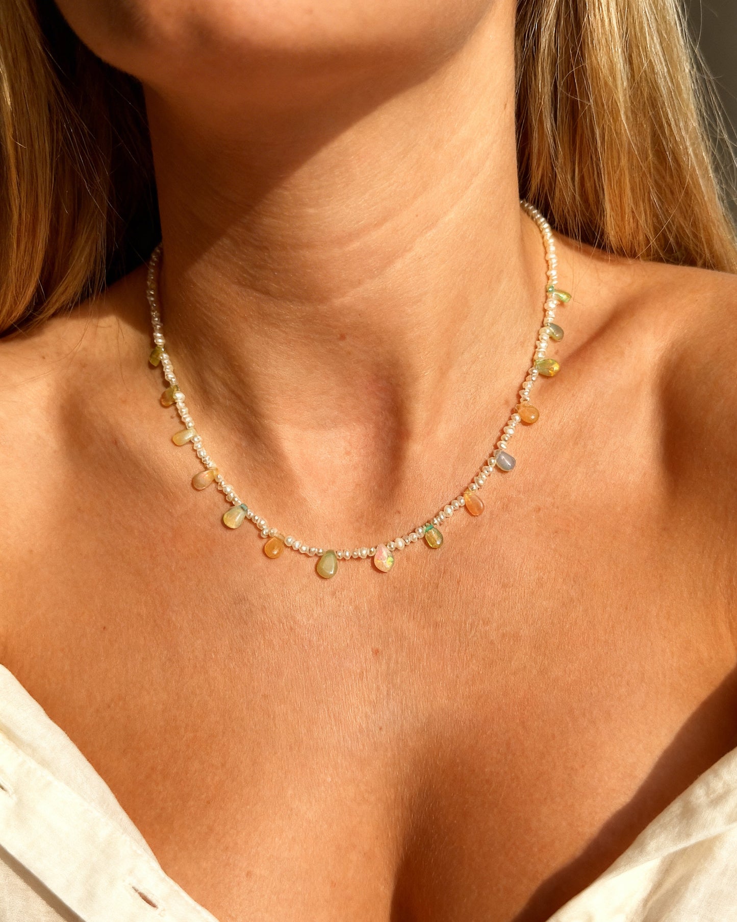 Classic pearl necklace with small freshwater pearls and ethiopian opal droplet gemstones in between.
A timeless white pearl necklace that pairs beautifully with every outfit and sparkles in any light.