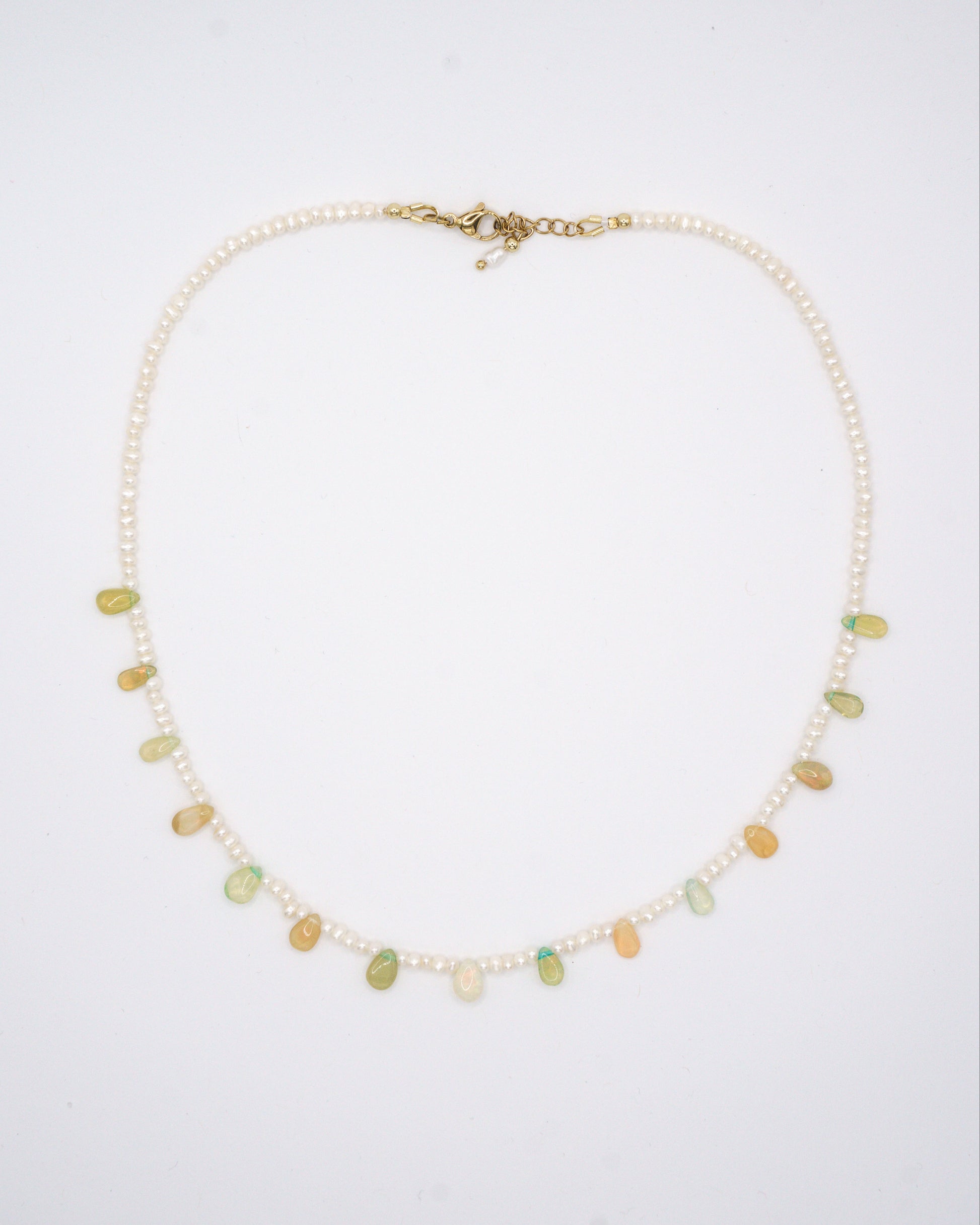 Classic pearl necklace with small freshwater pearls and ethiopian opal droplet gemstones in between.
A timeless white pearl necklace that pairs beautifully with every outfit and sparkles in any light.